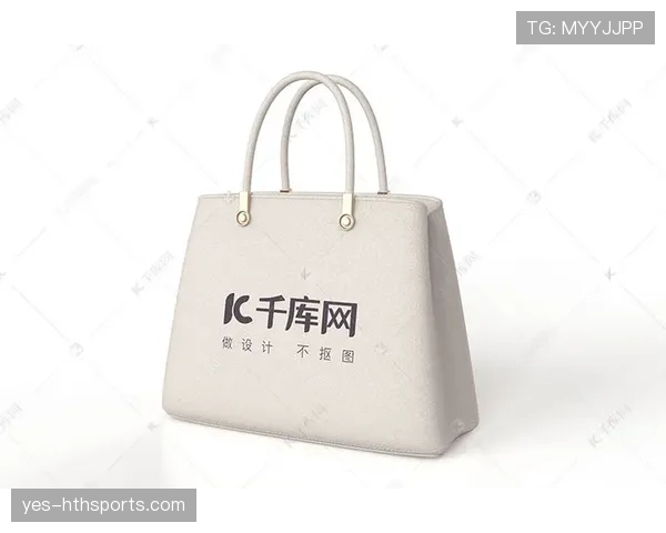 凯蒂·莱德基下了泳池像神，上街手提袋那些标签看得我想去找ATM