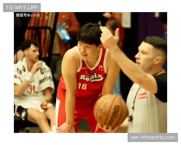 杨瀚森训练完直接拎着爱马仕去吃路边摊？